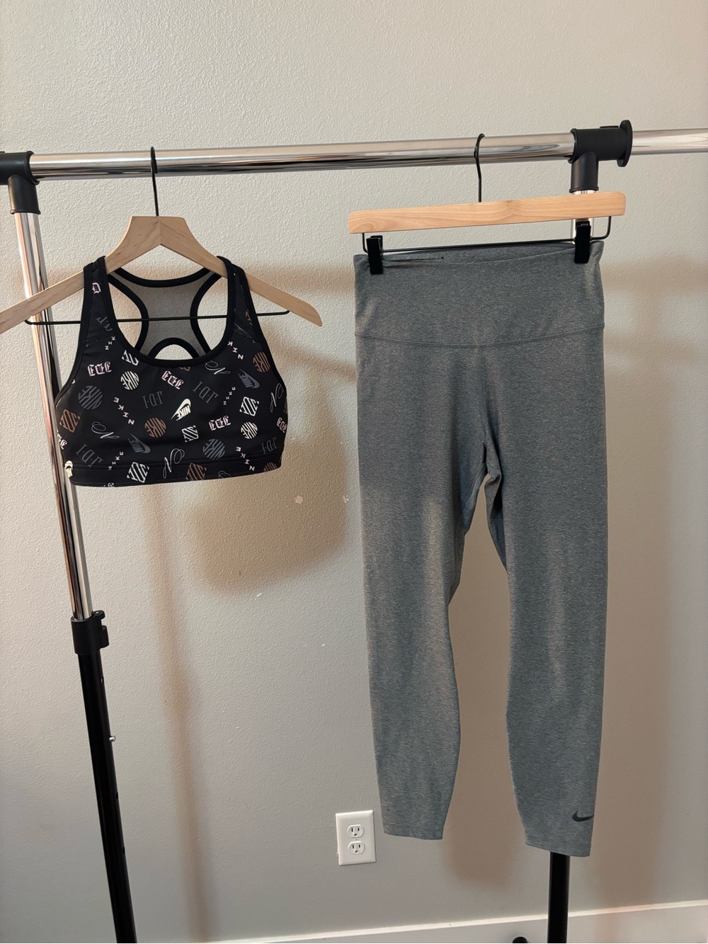🦋Nike Black Graphic Sports Bra & Gray Athletic Leggings Set